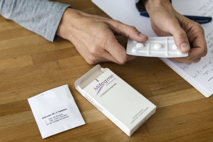 Mifegyne ist ein Medikament, das unter anderem zur Abtreibung von Föten bis in der siebten Schwangerschaftswoche verwendet wird. Mifegyne Abtreibung Abtreibungspille