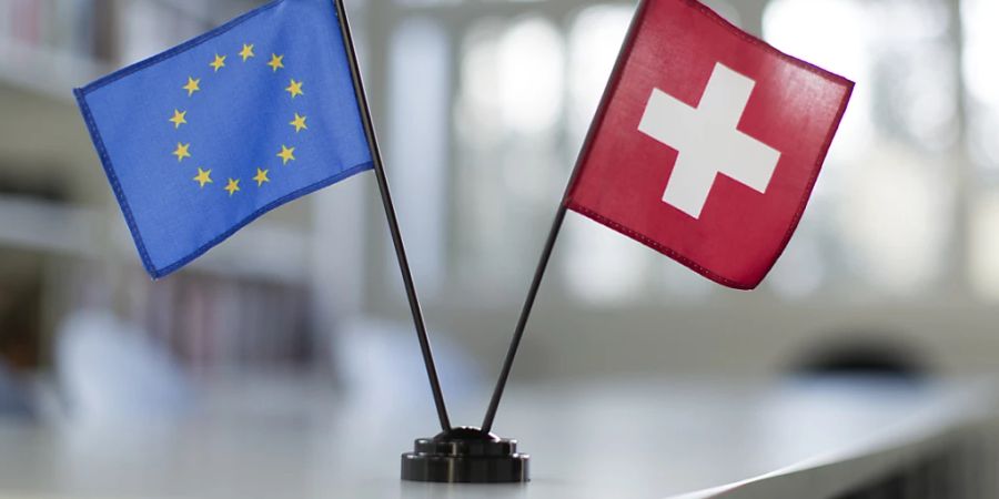 EU und Schweiz Flaggen