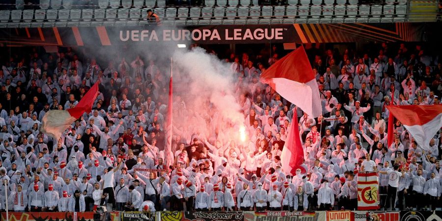 Pyro im Berliner Block: Union-Fans brennen Feuerwerk ab.