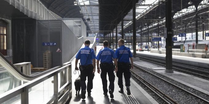 Drei Grenzwächter auf Patrouille am Basler Hauptbahnhof. (Symbolbild) zoll markenuhren