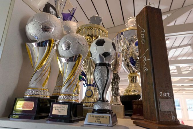 Trophäen aus diesem Jahr im Clubhaus des FC Belp.