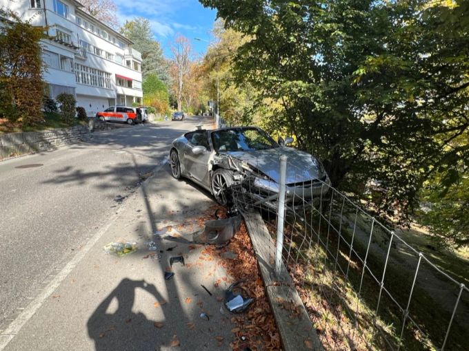 Das Fahrzeug prallte in einen Maschendrahtzaun. Fahrzeug