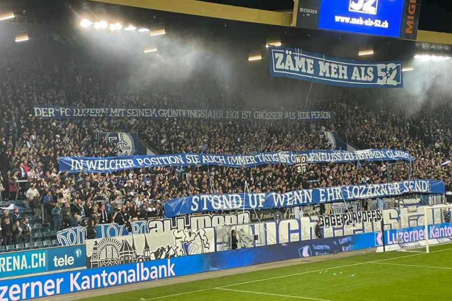 Zu Beginn der zweiten Hälfte richten die FCL-Fans eine Nachricht an Bernhard Alpstaeg.