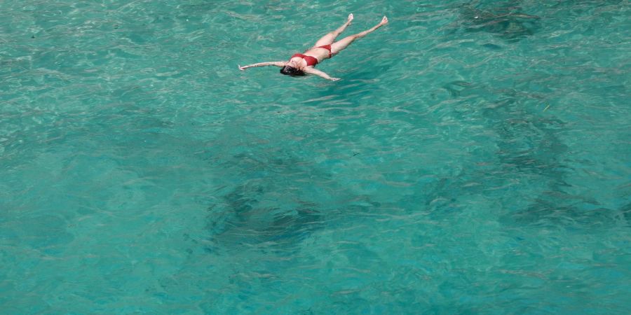 Am Strand Cala Pi im Meer treiben lassen: Milde Wassertemperaturen sorgen auf Mallorca auch im Herbst noch für Badespass.
