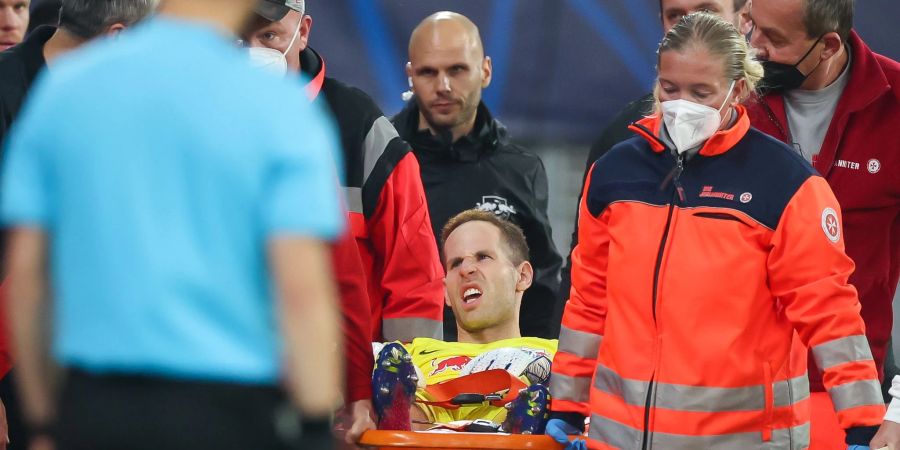 Leipzigs Torwart Peter Gulacsi wird verletzt vom Platz getragen.