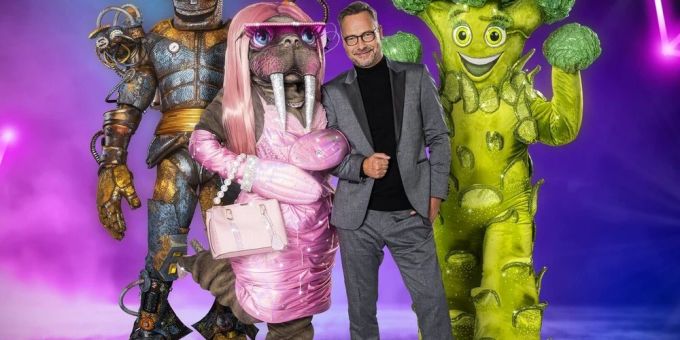 Matthias Opdenhövel präsentiert No Name, das Walross und den Brokkoli. Matthias Opdenhövel mit Brokkoli