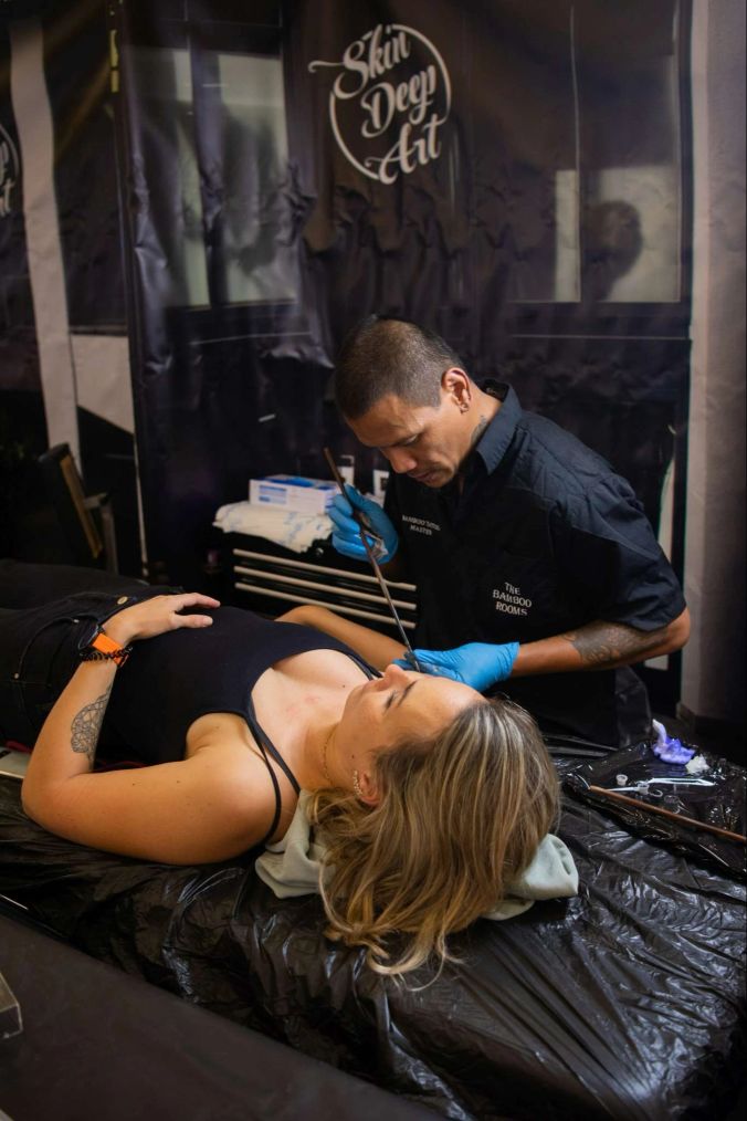 Bei Keng aus Thailand kann man sich traditionelle Thai Bamboo Tattoos stechen lassen.