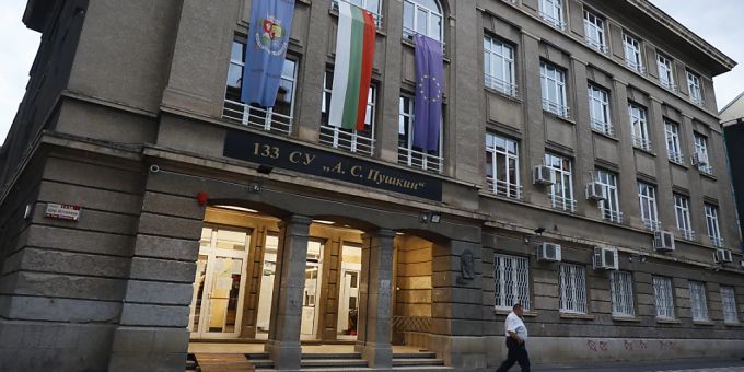 Ein Wähler verlässt ein Wahllokal in Sofia. Foto: Valentina Petrova/AP/dpa Bulgarien
