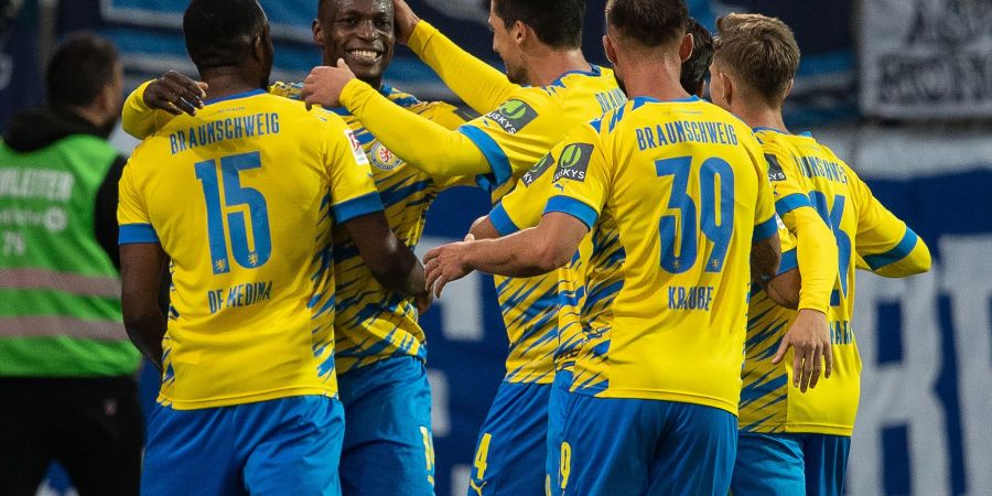 Braunschweigs Anthony Ujah (2.v.l) jubelt mit Teamkameraden nach seinem Tor zum 1:0 gegen den Karlsruher SC.