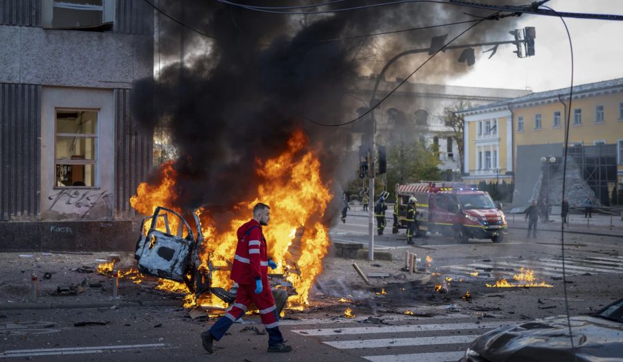 Ein Auto brennt am 10. Oktober auf einer Strasse im Zentrum Kiews, nachdem es von einer russischen Rakete getroffen wurde.