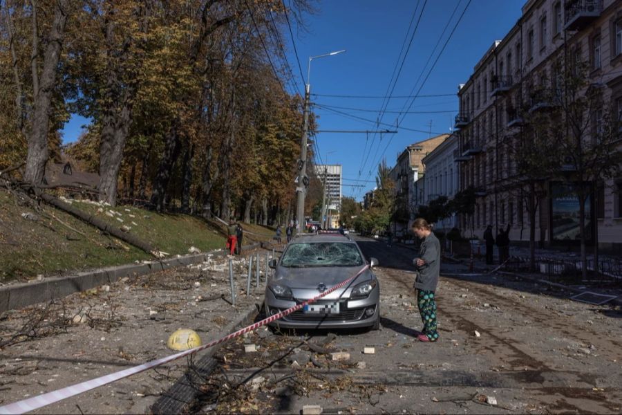 Die Zerstörung in der Ukraine ist gross. Das Bild zeigt ein beschädigtes Auto in Kiew.