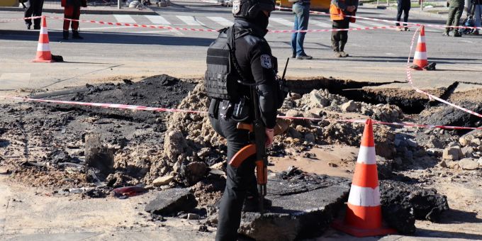 Nach den Raketenangriffen vom Montag: Polizisten sichern eine Einschlagsstelle im Zentrum von Kiew. Hannah Wagner/dpa Ukraine-Krieg - Kiew