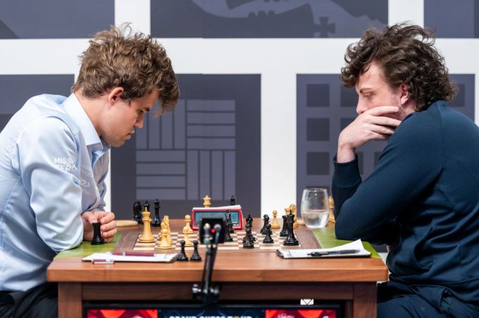 Der Norweger Magnus Carlsen (l) sitzt dem US-Amerikaner Hans Niemann in einer Schachpartie gegenüber. Crystal Fuller/Saint Louis Chess Club/dpa Hans Niemann