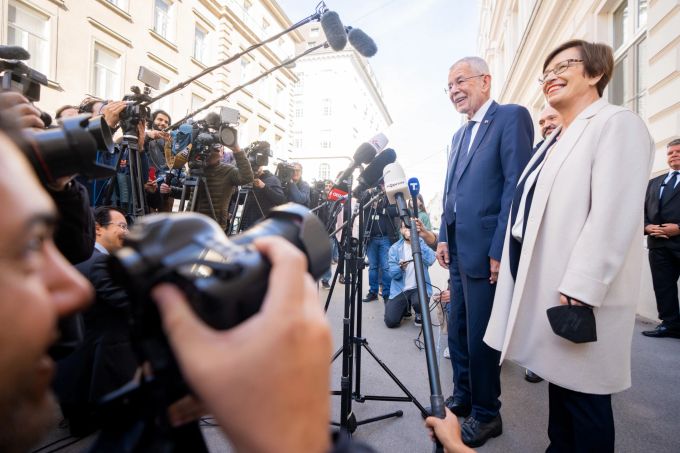Bundespräsidentschaftskandidat Alexander Van der Bellen und Doris Schmidauer bei der Stimmabgabe in Wien. Van der Bellen