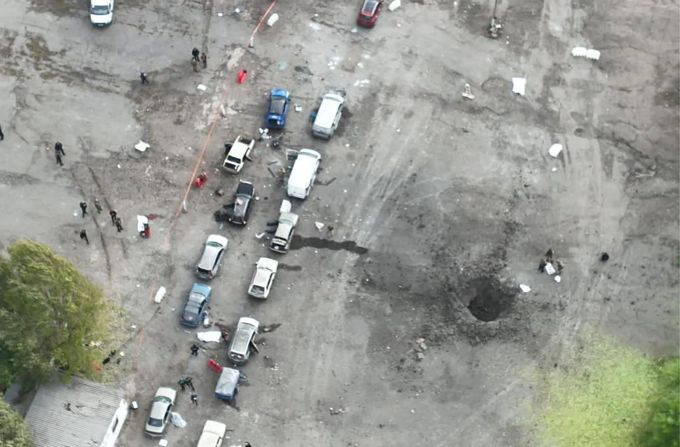 Der Krater des Raketenangriffs neben dem zivilen Autokonvoi in Saporischschja. Uncredited/Ukrainian Police Press Office/dpa Krater