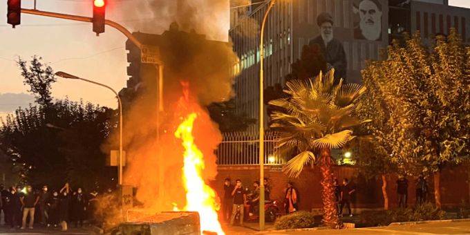 Auf diesem Bild vom Montag, 19. September 2022, brennt ein Polizeimotorrad während eines Protests gegen den Tod einer jungen Frau. Foto: Uncredited/AP/dpa Auf diesem Bild vom Montag, 19. September 2022, brennt ein Polizeimotorrad während eines Protests gegen den Tod einer jungen Frau. Foto: Uncredited/AP/dpa
