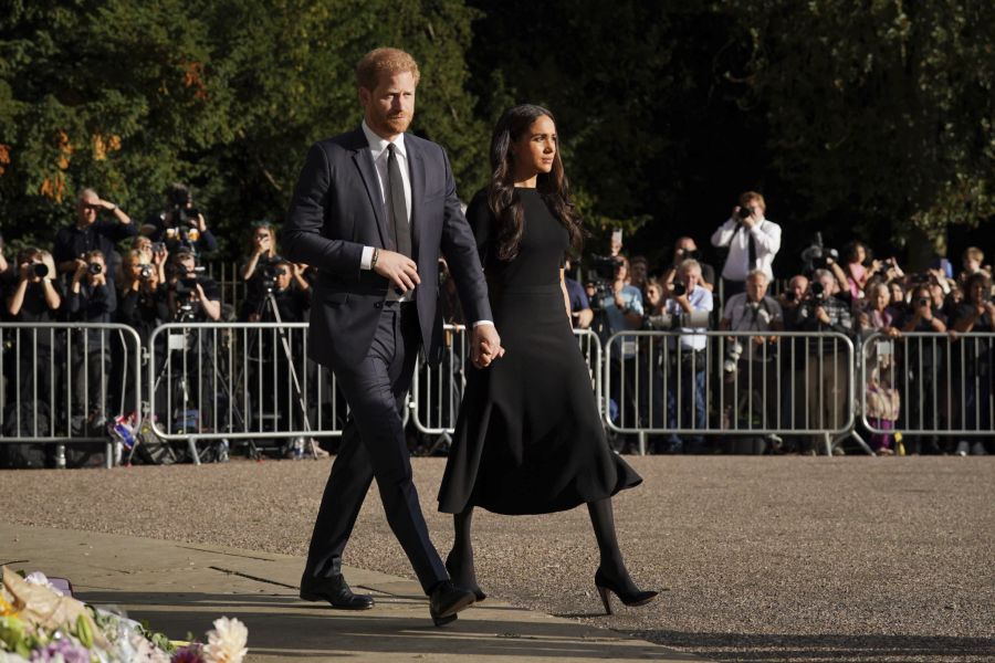 Meghan Markle und Prinz Harry treffen sich in Windsor mit den Trauernden.