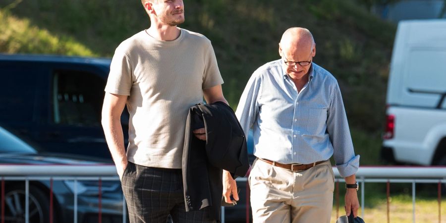 HSV-Aufsichtsratsmitglied Michael Papenfuss und Marcel Jansen gehen zu einer Aufsichtsratssitzung.