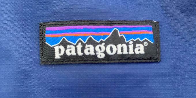 Das Logo der Firma Patagonia - alle Gewinne, die nicht wieder ins Unternehmen investiert werden, sollen künftig dem Kampf gegen den Klimawandel zugute kommen. Das Logo der Firma Patagonia - alle Gewinne, die nicht wieder ins Unternehmen investiert werden, sollen künftig dem Kampf gegen den Klimawandel zugute kommen.