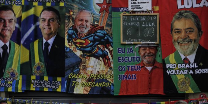 Handtücher und Fotos der beiden brasilianischen Präsidentschaftskandidaten Jair Bolsonaro und Luiz Inacio Lula da Silva in Rio de Janeiro. lula bolsonaro brasilien