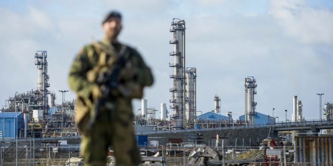 Ein Soldat bewacht eine Raffinerie. Nord-Stream