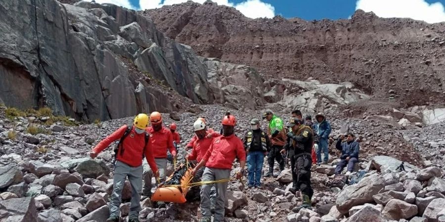 Rettungskräfte bergen die Leiche