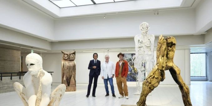 Brad Pitt (r.) bei seiner Ausstellung in Tampere brad pitt