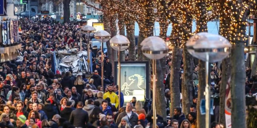 Adventszeit ist Einkaufszeit: Zahlreiche Menschen sind auf der Stuttgarter Königstrasse unterwegs und erledigen Weihnachtseinkäufe. Foto: Christoph Schmidt/dpa