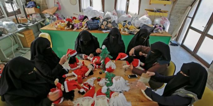 20 junge Frauen arbeiten in der Fabrik in Umm al-Nasser Umm al-Nasser