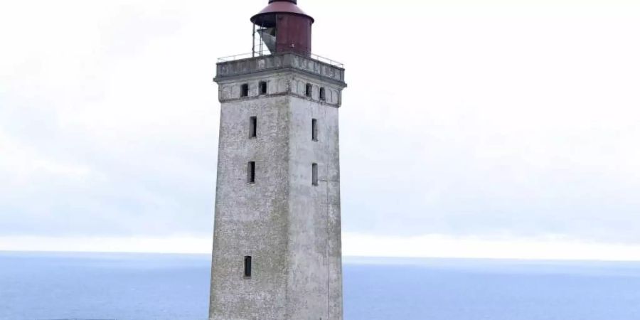 Auf Rädern und Schienen: Der 120 Jahre alte Leuchtturm Rubjerg Knude Fyr muss rund 70 Meter von der Küste weggerückt werden. Foto: Henning Bagger/Ritzau Scanpix Foto/dpa