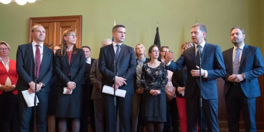 Wolfram Günther und Katja Meier von Bündnis 90/Die Grünen, Martin Dulig von der SPD und Sachsens CDU-Ministerpräsident Michael Kretschmer Anfang Oktober nach einer Sondierungsrunde. Foto: Sebastian Kahnert/dpa-Zentralbild/dpa