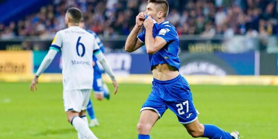 Hoffenheims Torschütze Andrej Kramaric jubelt über seinen Treffer gegen Schalke 04. Foto: Uwe Anspach/dpa