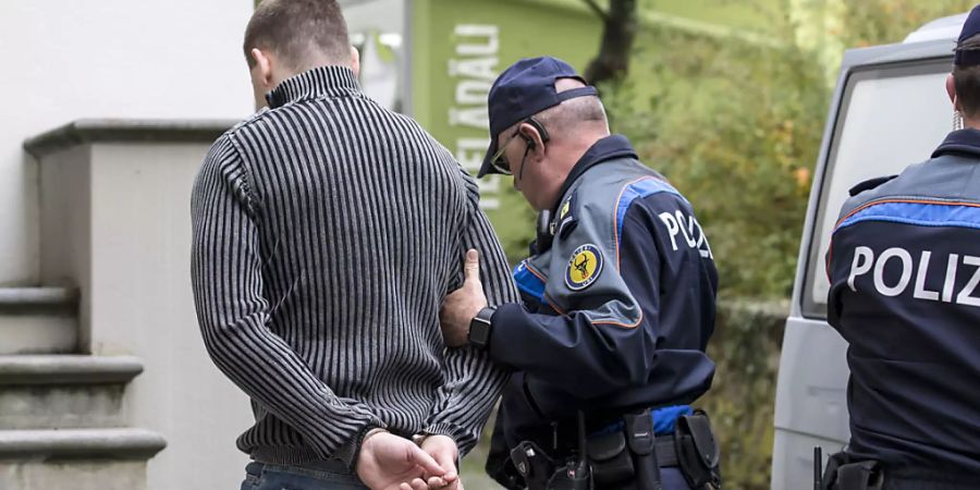 Bild aus vergangener Zeit: 2015 erschien der Auftragsschütze noch vor dem Urner Gericht - mittlerweile in Freiheit, leistete er der Vorladung nicht Folge. (Archivbild)