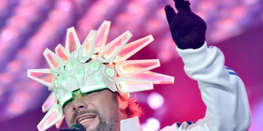 Ein Mann der exotischen Kopfbedeckung: Jay Kay bei einem Auftritt 2017 in Berlin. Foto: Britta Pedersen/dpa-Zentralbild/dpa