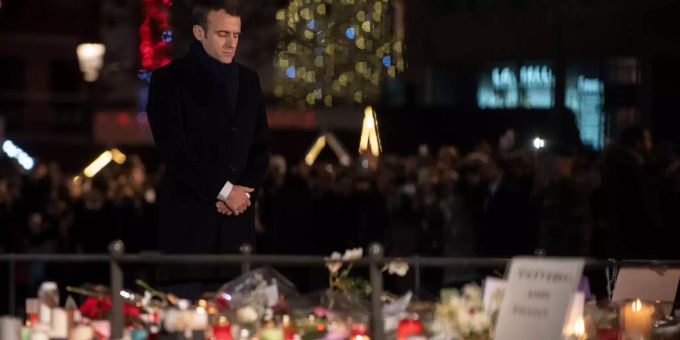 Emmanuel Macron, Staatspräsident von Frankreich, steht vor brennenden Kerzen. Die Zahl der weltweiten Terroropfer ist im vergangenen Jahr das vierte Mal in Folge gesunken. Globaler Terrorismus-Index: