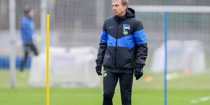 Trainer Jürgen Klinsmann will mit Hertha BSC den maximalen Erfolg. Foto: Andreas Gora/dpa Trainer Jürgen Klinsmann will mit Hertha BSC den maximalen Erfolg. Foto: Andreas Gora/dpa