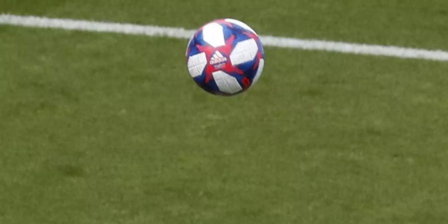 Der Ball kann weiterrollen: Spanischen Fussballspielerinnen wird ein Mindestgehalt garantiert. Foto: Thibault Camus/AP/dpa