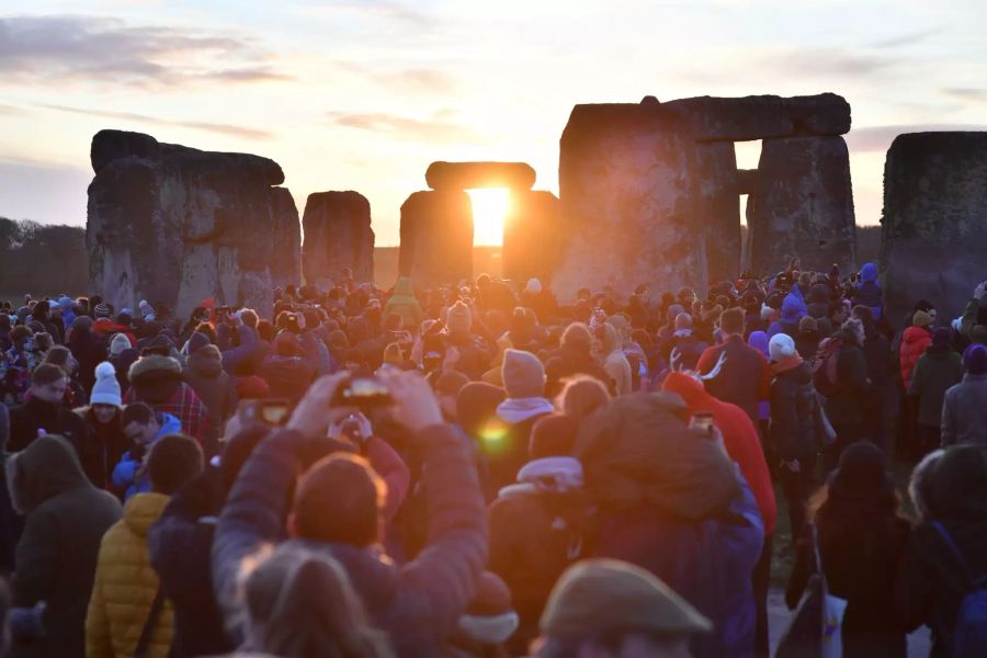 Stonehenge in England ist ein beliebter Ort: Unzählige Menschen versammeln sich etwa jeweils zur Wintersonnenwende dort, um um den Sonnenaufgang nach der längsten Nacht des Jahres zu erleben.