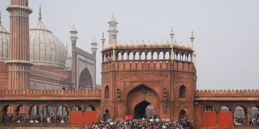 Demonstranten versammeln sich nach dem Freitagsgebet vor der Jama Masjid Moschee in Neu Delhi, um gegen das Staatsbürgerschaftsgesetz zu demonstrieren. Foto: Altaf Qadri/AP/dpa