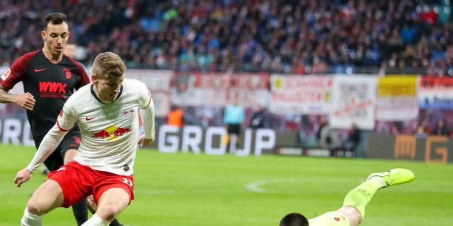 Augsburgs Torwart Tomas Koubek (r) patzt gegen Leipzigs Timo Werner. Foto: Jan Woitas/dpa-Zentralbild/dpa