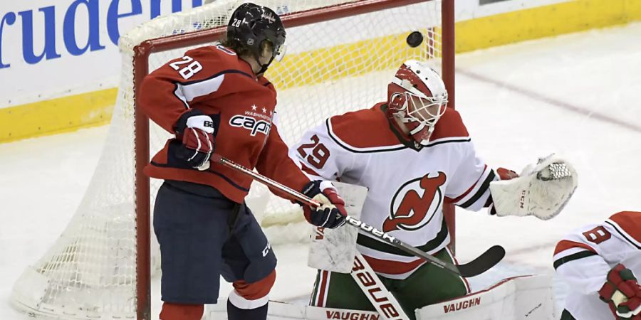 Devils-Goalie Mackenzie Blackwood muss den Schuss von Jonas Siegenthaler passieren lassen, wenig später kommt deshalb Gilles Senn zu seinem NHL-Debüt