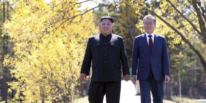 Kim Jong Un (l.) mit Moon Jae in (r.) im September 2018. südkorea nordkorea
