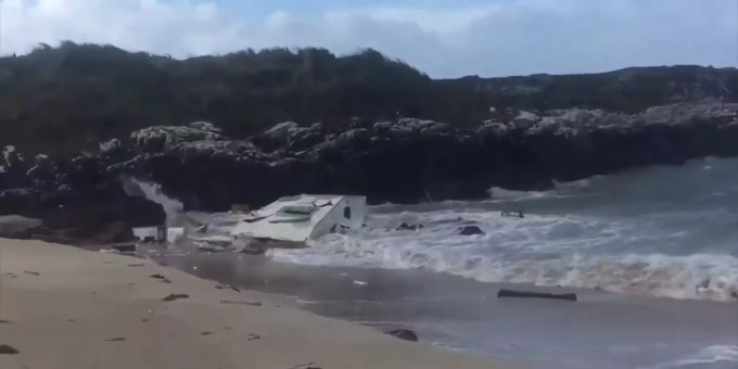 Der zerstörte Wohnwagen im Meer. Wohnwagen