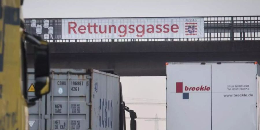 Bei Unfällen auf der Autobahn kann das Bilden einer Rettungsgasse über Leben und Tod entscheiden. Verkehrsteilnehmer müssen zügig einen Korridor für Einsatzfahrzeuge schaffen. Foto: Frank Rumpenhorst/dpa