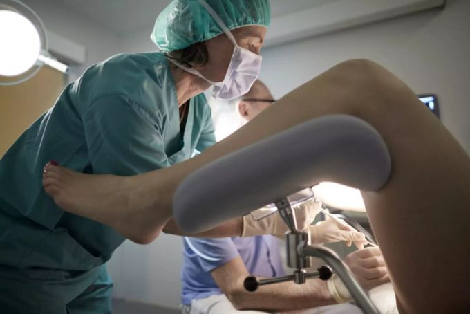 Eine Frau wird in einer Schweizer Klinik künstlich befruchtet. Damit das in der Schweiz legal ist, muss sie mit einem Mann verheiratet sein. Künstliche Befruchtung
