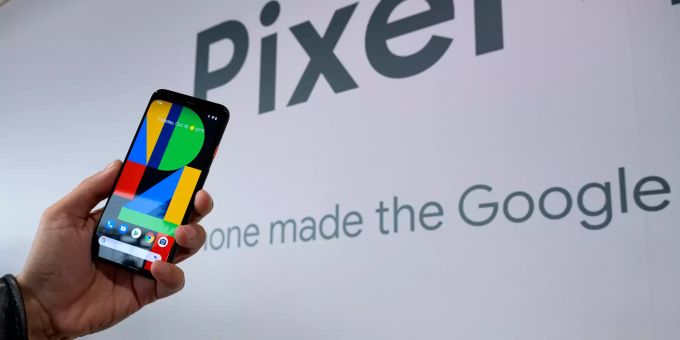 Ein Mitarbeiter von Google hält während der Präsentation ein Google Pixel 4 Smartphone in der Hand. google pixel 4