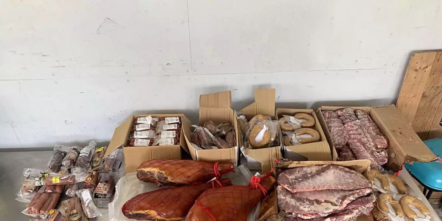 Ein stattlicher Fleischberg: Über 72 Kilogramm an Würsten, Schinken und Trocken- und Frischfleisch schmuggelte ein Mann in die Schweiz.