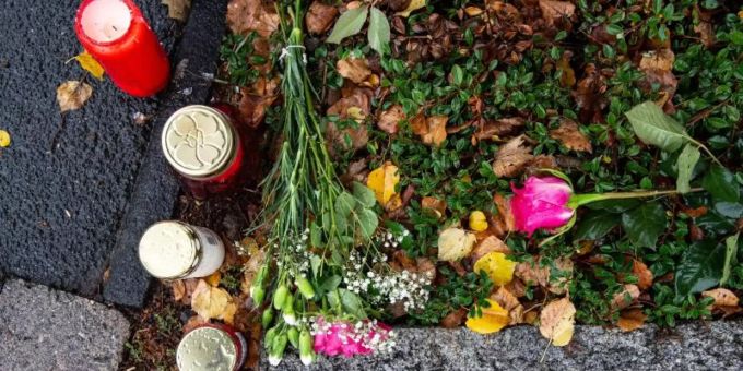 Kerzen und Rosen nahe dem Tatort im Göttinger Ortsteil Grone: Eine Frau ist hier von einem Mann getötet worden. Foto: Swen Pförtner/dpa Kerzen und Rosen nahe dem Tatort im Göttinger Ortsteil Grone: Eine Frau ist hier von einem Mann getötet worden. Foto: Swen Pförtner/dpa