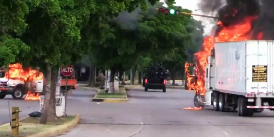 Brennende Fahrzeuge in Culiacán