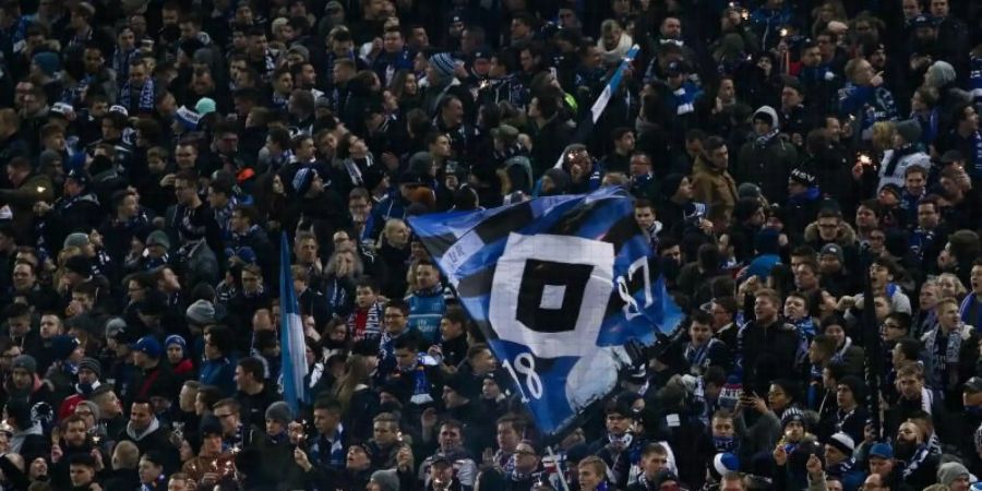 Der Hamburger SV will kontrolliert Pyrotechnik abbrennen lassen. Foto: Christian Charisius/dpa